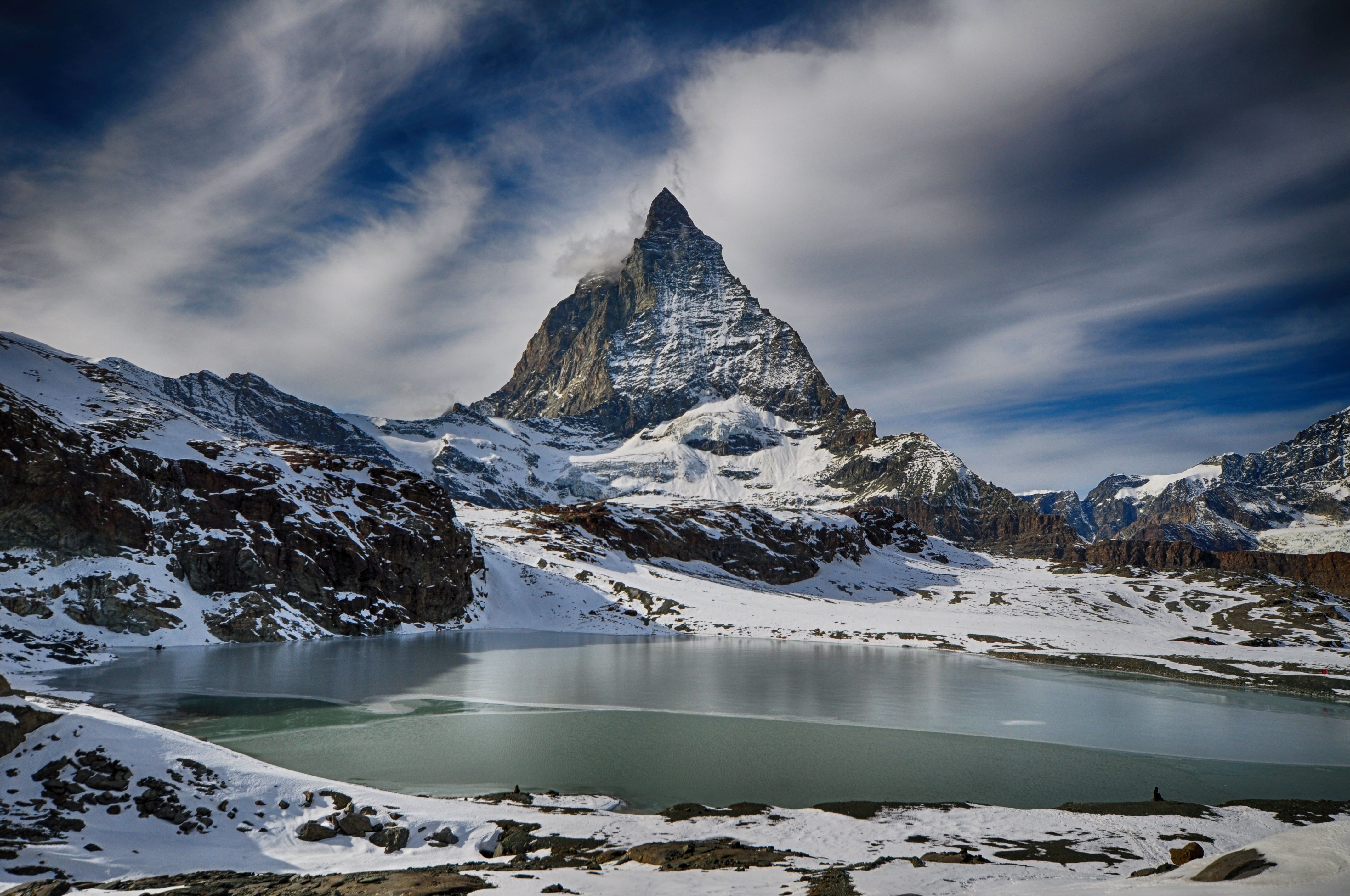 Matterhorn above a snowy alpine lake／雪後高山湖畔的馬特洪峰